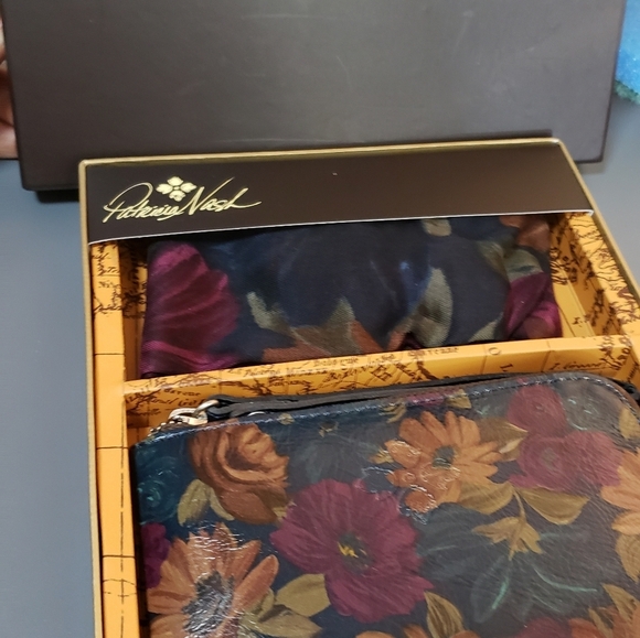 Patricia nash Duo wristlet/wallet and Scarf sets w box - Picture 13 of 16